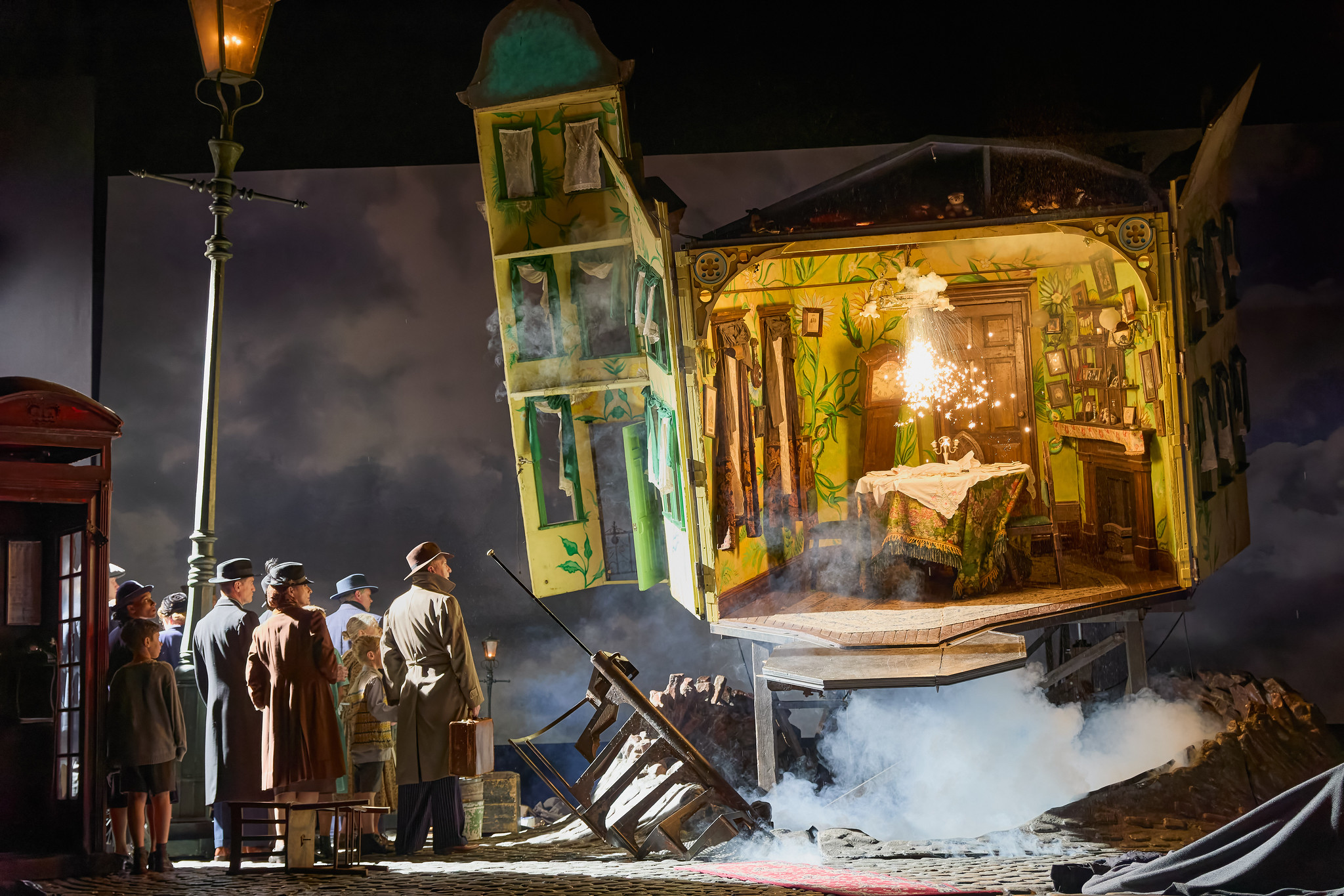 Award-winning Production Of An Inspector Calls Opens At Plymouth ...